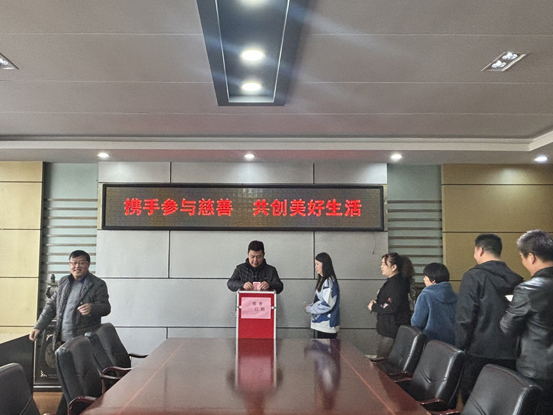11月22日，322地质队开展“慈善一日捐”活动。图为干部职工踊跃捐款_副本.jpg